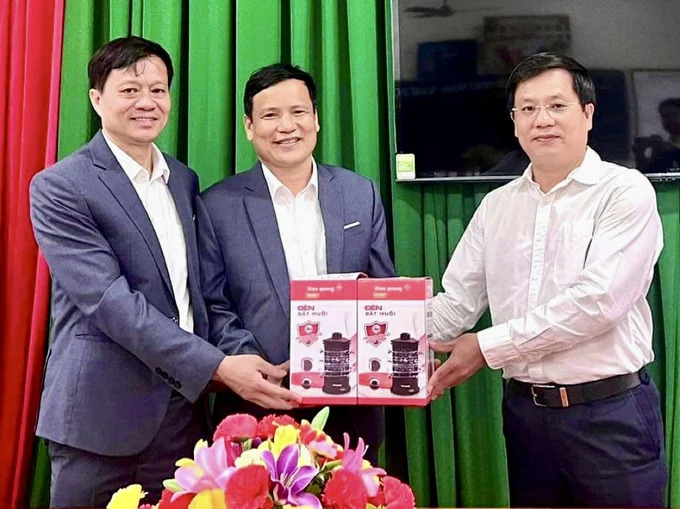 Nhà báo Hồ Minh Chiến trao quà cho giáo viên nhà trường