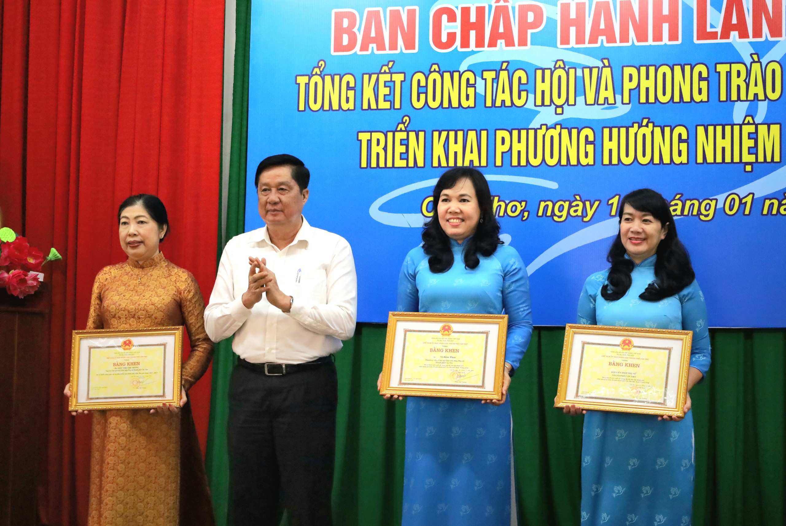 Ông Phạm Văn Hiểu - Phó Bí thư Thường trực Thành ủy, Chủ tịch HÐND TP. Cần Thơ trao tặng Bằng khen của UBND TP. Cần Thơ cho tập thể, cá nhân.