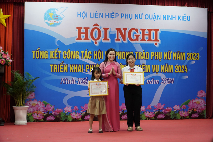 Bà Nguyễn Thị Hồng Nga - Ủy Viên Ban Thường Vụ Hội LHPN TPCT, Chủ tịch Hội LHPN quận Ninh Kiều trao bằng khen cho các cá nhân đạt giải Cuộc Thi Sáng tác sản phẩm truyền thông về bình đẳng giới dành cho trẻ em vùng dân tộc thiểu số năm 2023.