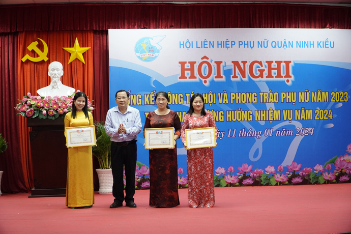 Ông Trần Tiến Dũng - Phó Bí thư Thường trực Quận ủy, Chủ tịch HĐND quận Ninh Kiều trao bằng khen cho 2 tập thể có thành tích xuất sắc trong phong trào thi đua, nhiệm vụ công tác Hội năm 2023 quận Ninh Kiều; 1 cá nhân đạt gương hội viên phụ nữ tiêu biểu.