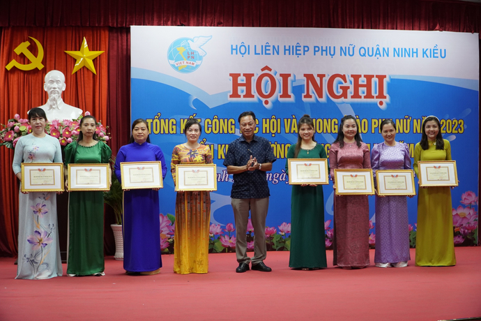 Ông Trần Quốc Thành - Trưởng phòng Văn hoá và Thông tin quận Ninh Kiều trao bằng khen cho các mô hình câu lạc bộ trong thực hiện phong trào thi đua, cuộc vận động và 03 nhiệm vụ trọng tâm của Hội năm 2023.