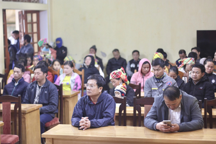 Người dân xã Pá Lau có mặt tại UBND xã từ sớm để tham dự chương trình thiện nguyện “Tết sẻ chia - Xuân yêu thương” do Tạp chí Gia đình Việt Nam tổ chức