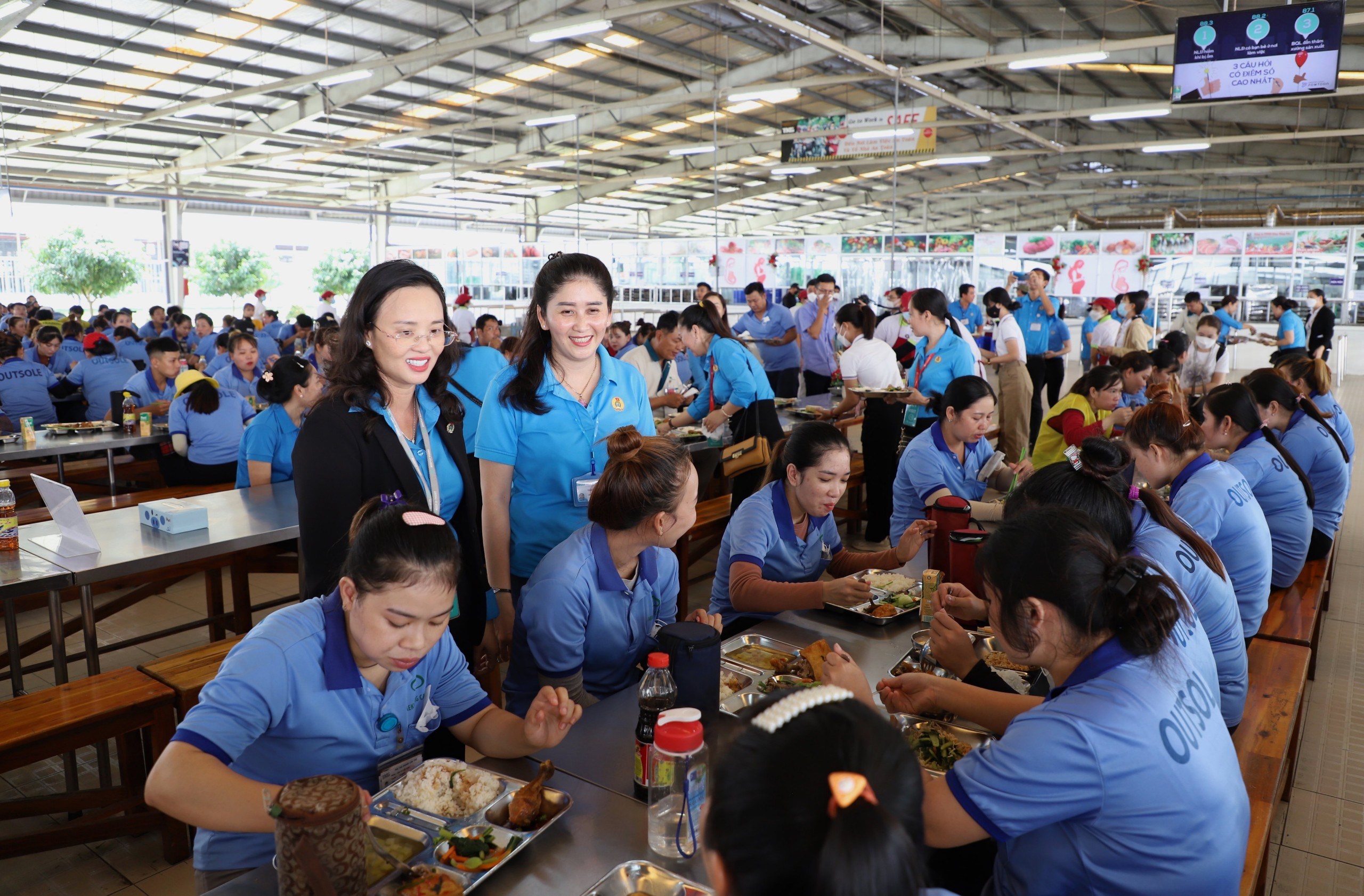 Bà Lê Thị Sương Mai - Chủ tịch Liên đoàn lao động TP. Cần Thơ thăm hỏi công nhân tại Công ty TNHH TKG Taekwang Cần Thơ.