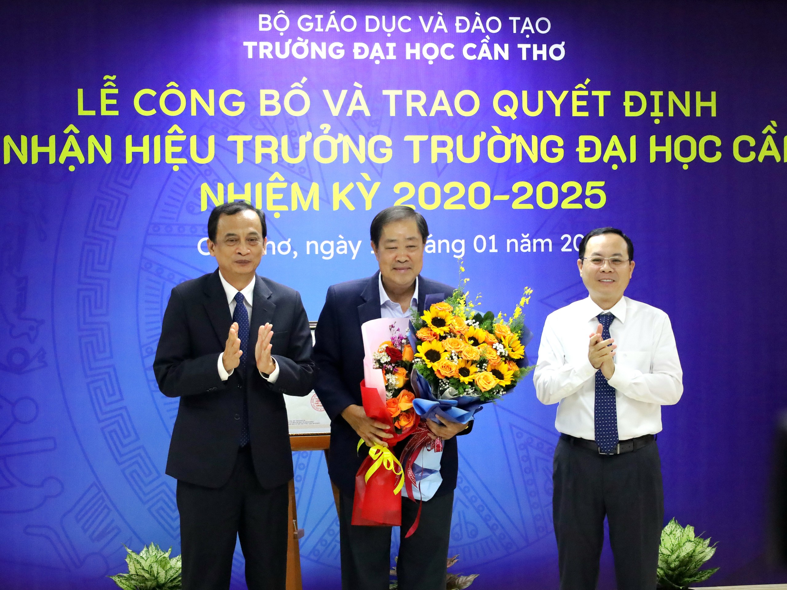 GS.TS Nguyễn Thanh Phương (bên trái) - Chủ tịch Hội đồng trường Đại học Cần Thơ và ông Nguyễn Văn Hiếu - Bí thư Thành ủy Cần Thơ tặng hoa cám ơn GS-TS Hà Thanh Toàn - nguyên Hiệu trưởng ĐH Cần Thơ.