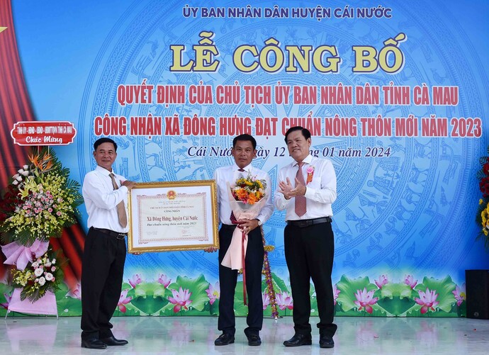 Ông Lê Minh Ý - Chủ nhiệm Uỷ ban Kiểm tra Tỉnh uỷ trao Quyết định công nhận xã Đông Hưng đạt chuẩn nông thôn mới cho lãnh đạo xã Đông Hưng.