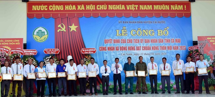 Lãnh đạo Đảng uỷ, UBND xã Đông Hưng tặng giấy khen cho cá nhân tiêu biểu.