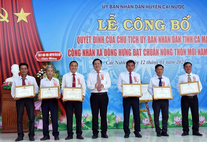 Ông Lê Minh Ý - Chủ nhiệm Uỷ ban Kiểm tra Tỉnh uỷ trao bằng khen của Chủ tịch UBND tỉnh cho các tập thể.