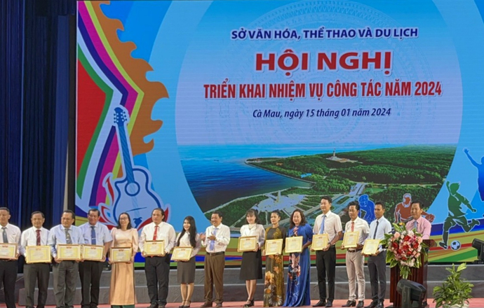 Ông Trần Hiếu Hùng - Giám đốc Sở Văn hóa, Thể thao và Du lịch tỉnh Cà Mau tặng danh hiệu thi đua cơ sở năm 2023 cho công chức, viên chức trong ngành.