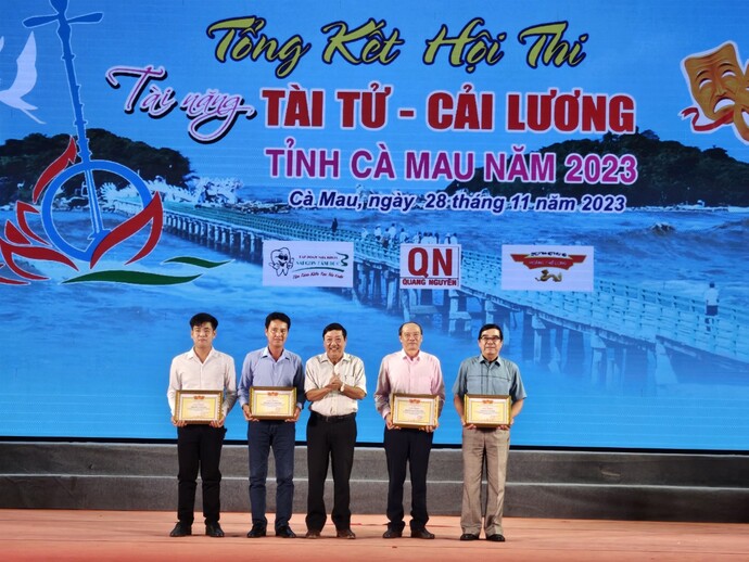 Ông Trần Hiếu Hùng - Giám đốc Sở Văn hoá, Thể thao và Du lịch tỉnh Cà Mau trao giải Hội thi tài tử - cải lương cấp tỉnh cho các đơn vị cấp huyện.