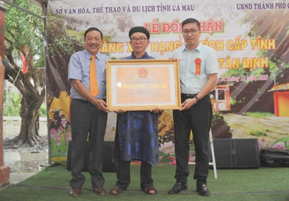 Ông Trần Hiếu Hùng - Giám đốc Sở Văn hoá, Thể thao và Du lịch trao Bằng xếp hạng di tích Đình Thần Tân Định.