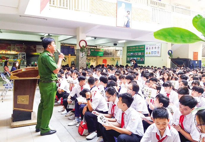 Công an TP Cần Thơ tuyên truyền phòng chống tội phạm, tệ nạn xã hội liên quan ma túy tại các trường học trên địa bàn. Ảnh: CTV