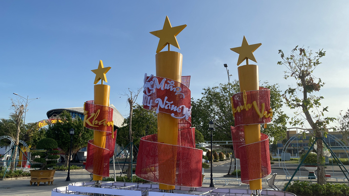 Bạc Liêu trang trí không gian chào đón xuân Giáp Thìn 2024 tại quảng trường Hùng Vương. (Ảnh: Bạc Liêu Ngày nay)
