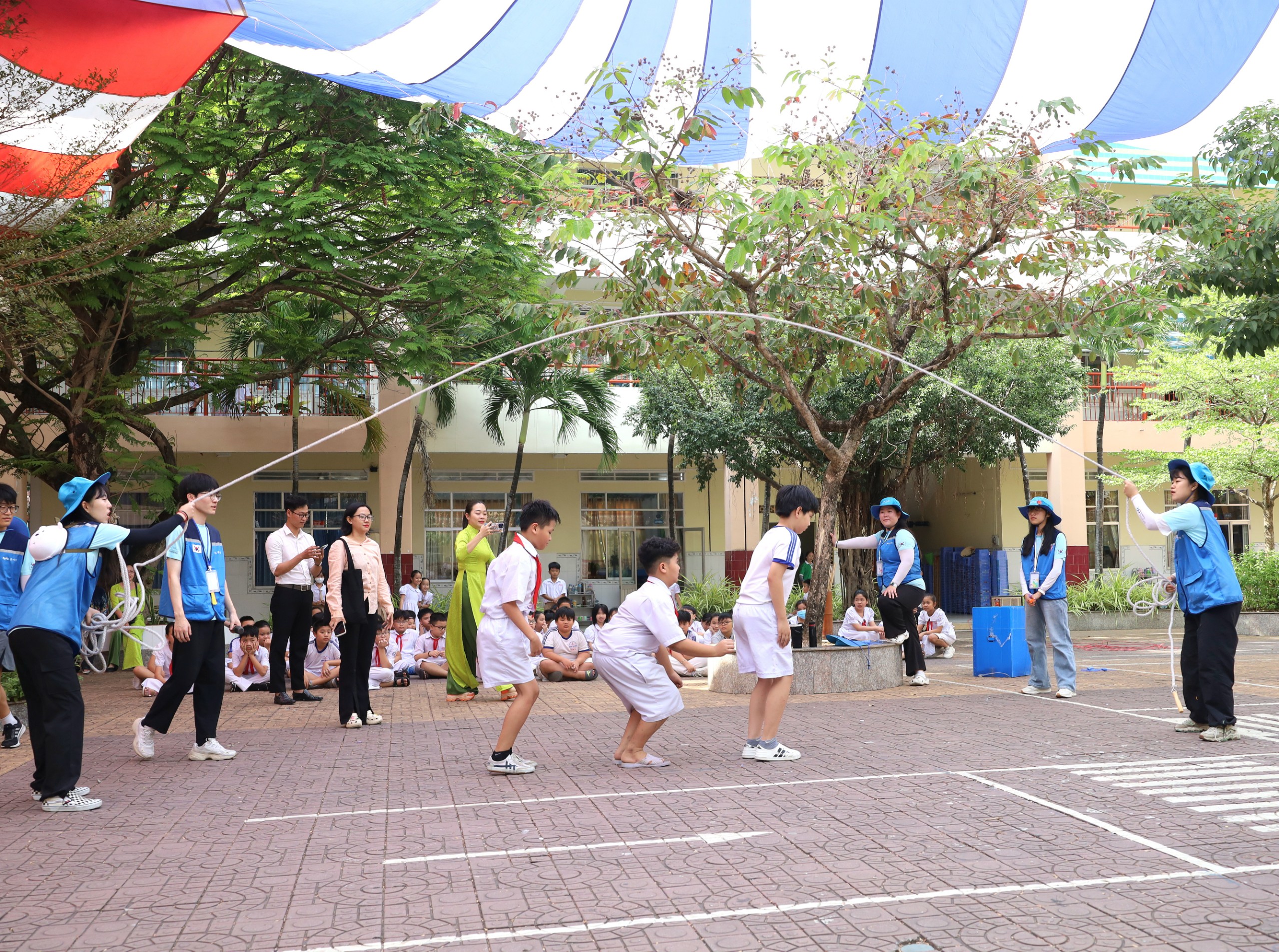 Giáo viên, học sinh Trường Tiểu học Ngô Quyền cùng sinh viên Hàn Quốc chơi các trò chơi dân gian.
