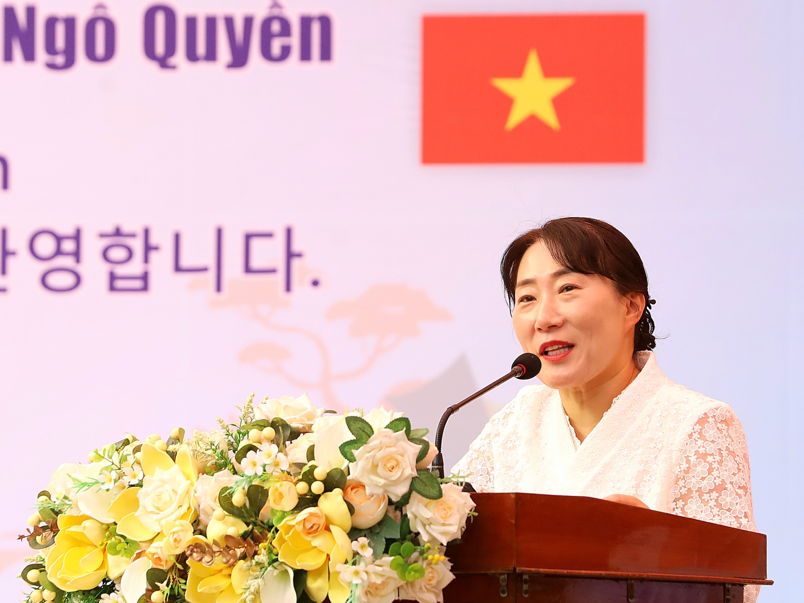 Bà Lee Jeong Lim – Trưởng khoa công tác sinh viên trường Đại học Quốc gia Gyeongsang, hàn Quốc phát biểu tại chương trình.