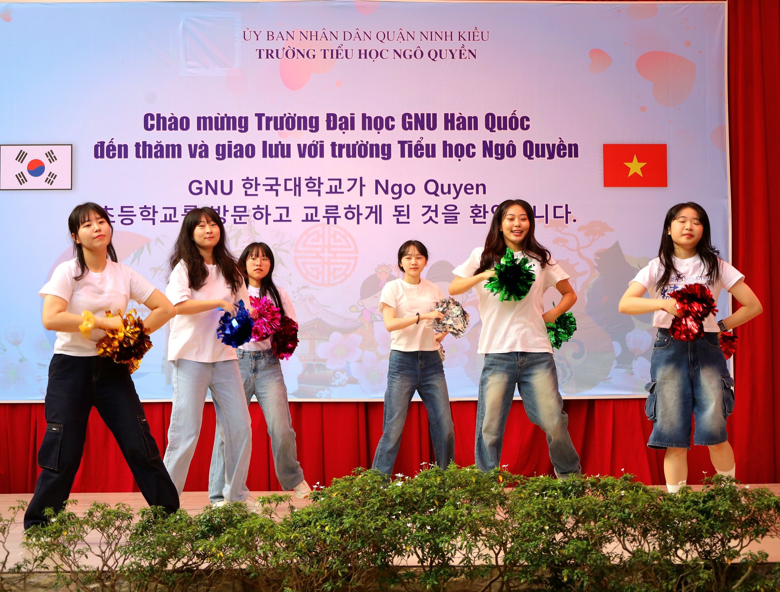 Sinh viên Trường Đại học quốc gia Gyeongsang biểu diễn các tiết mục nhảy hiện đại...