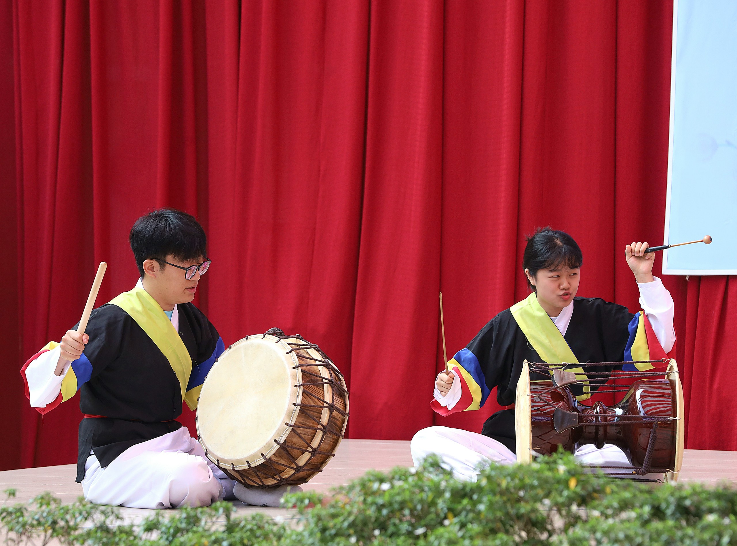 ... và biểu diễn nhạc cụ dân tộc của Hàn Quốc.