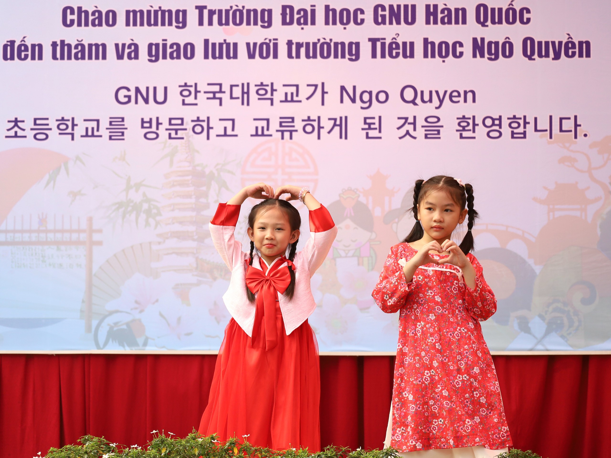 Cùng nhau trình diễn các tiết mục thời trang Việt Nam - Hàn Quốc.