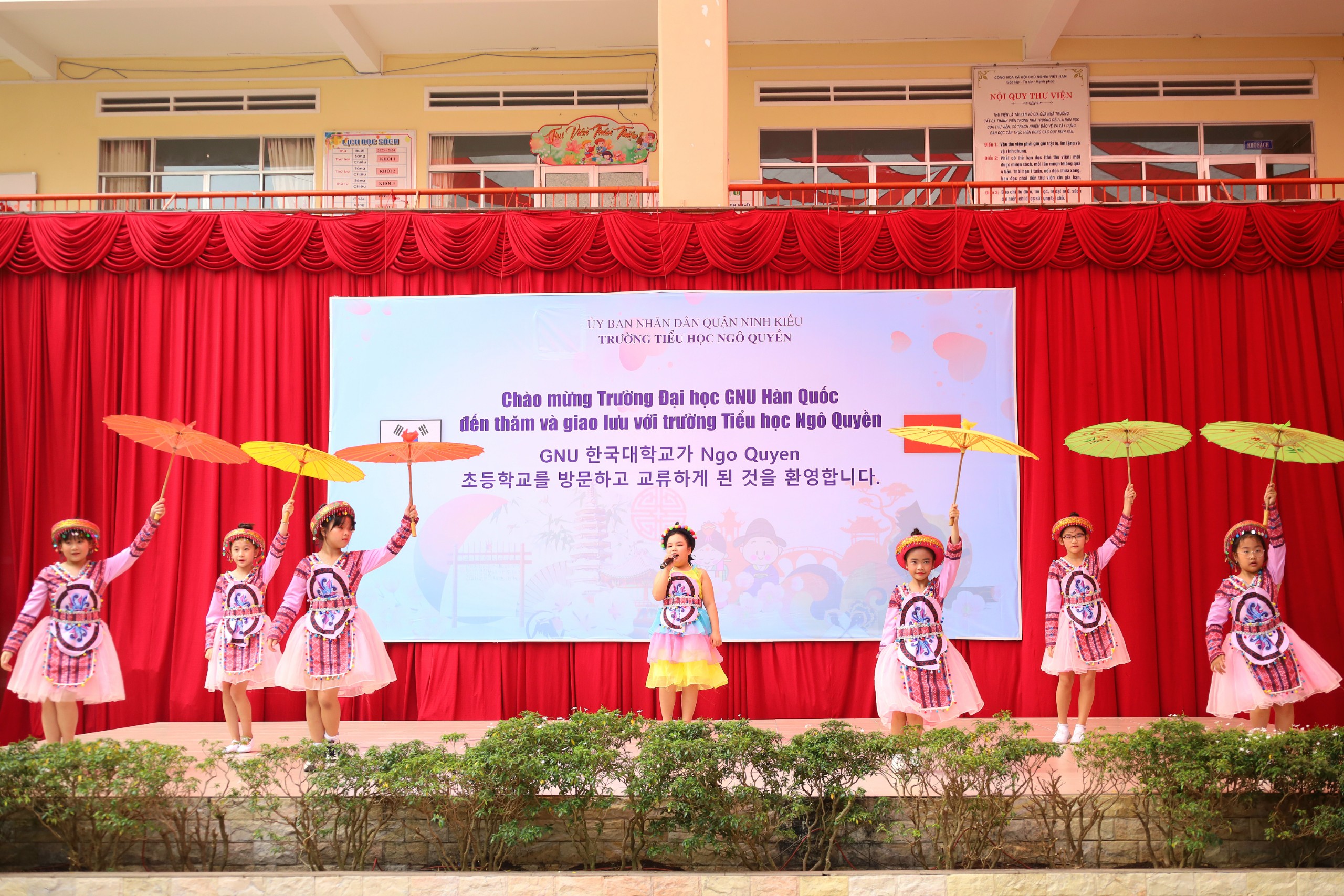 Học sinh Trường Tiểu học Ngô Quyền, quận Ninh Kiều biểu diễn các tiết mục múa hát dân tộc.