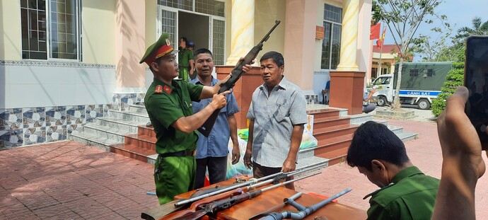 Lực lượng Công an huyện kiểm tra vũ khí người dân giao nộp.