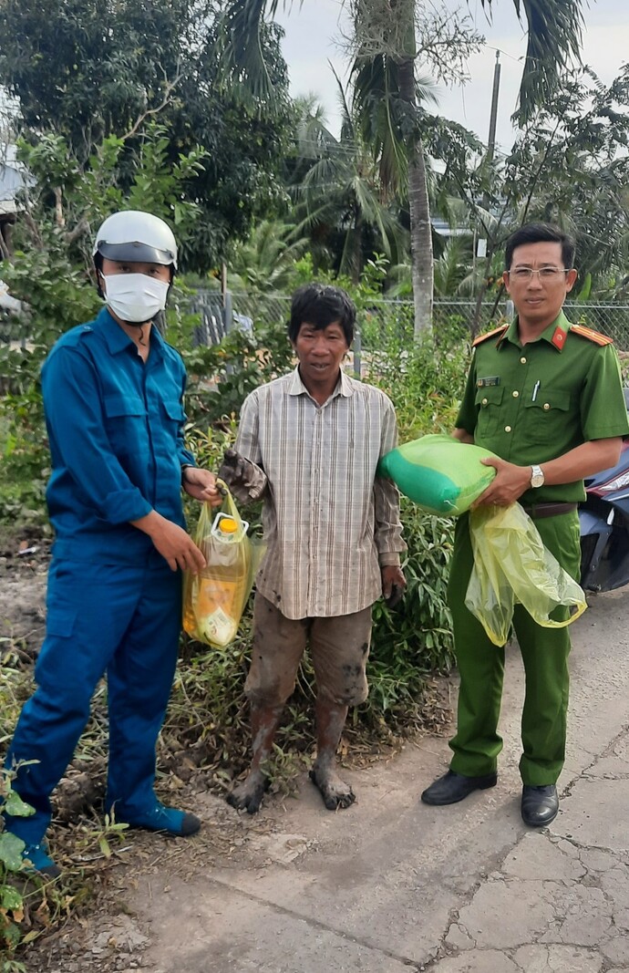 Thiếu tá Tô Minh Đương - Trưởng công an xã Biển Bạch Đông (bên phải) trao tặng quà cho ông Huỳnh Văn Thượng - ấp Cái Sắn Ngọn, xã Biển Bạch Đông khi giao nộp vũ khí.