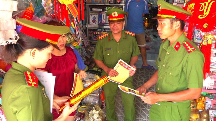 Lực lượng Công an huyện Thới Bình phối hợp Phòng Quản lý hành chính về trật tự xã hội Công an tỉnh Cà Mau với Công an thị trấn Thới Bình đi kiểm tra vũ khí, vật liệu nổ và công cụ hỗ trợ ở các cơ sở kinh doanh tại chợ Thới Bình.