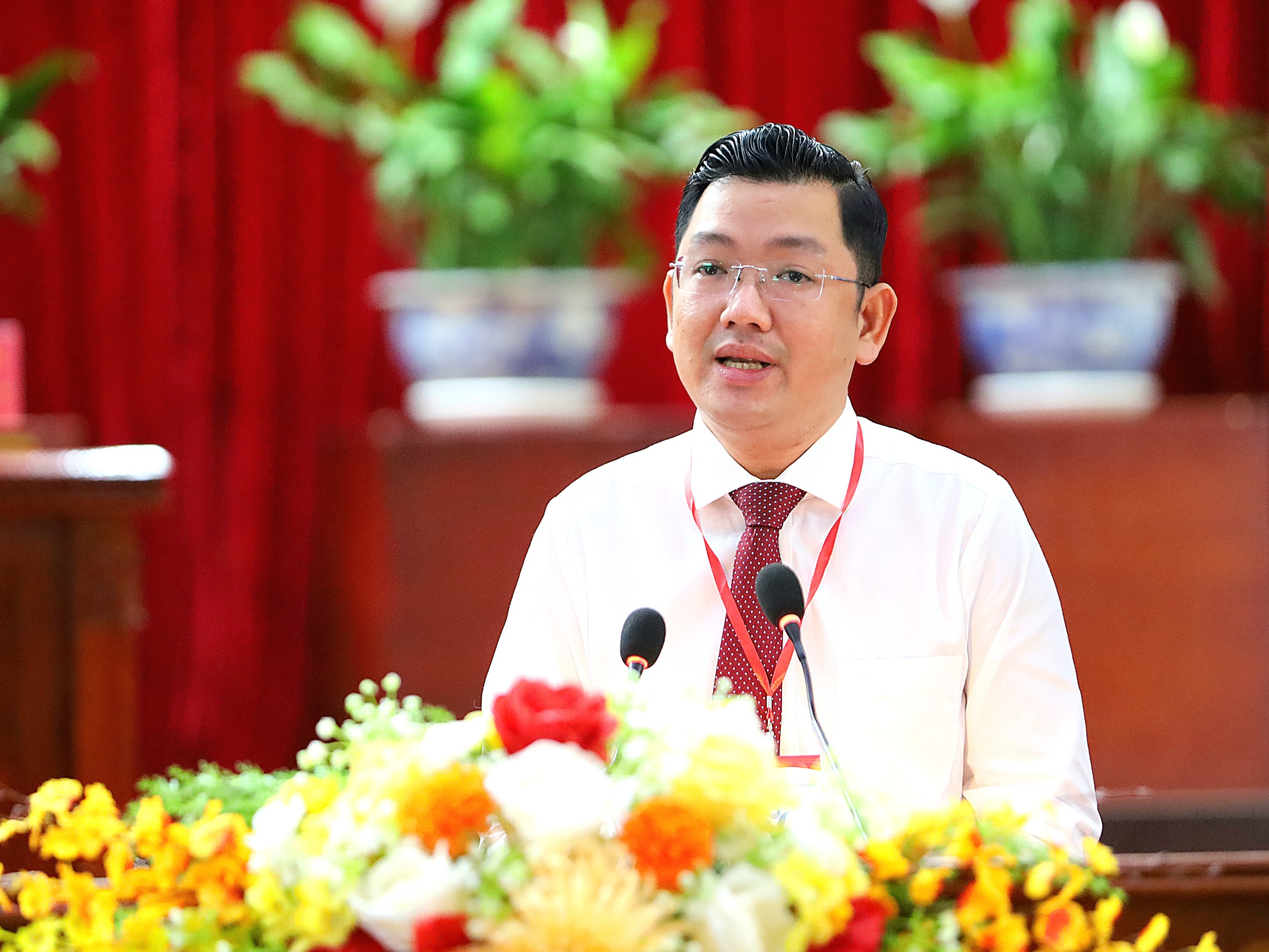 Ông Lâm Văn Tân – Phó Bí thư Thành đoàn Cần Thơ phát biểu tham luận tại đại hội.