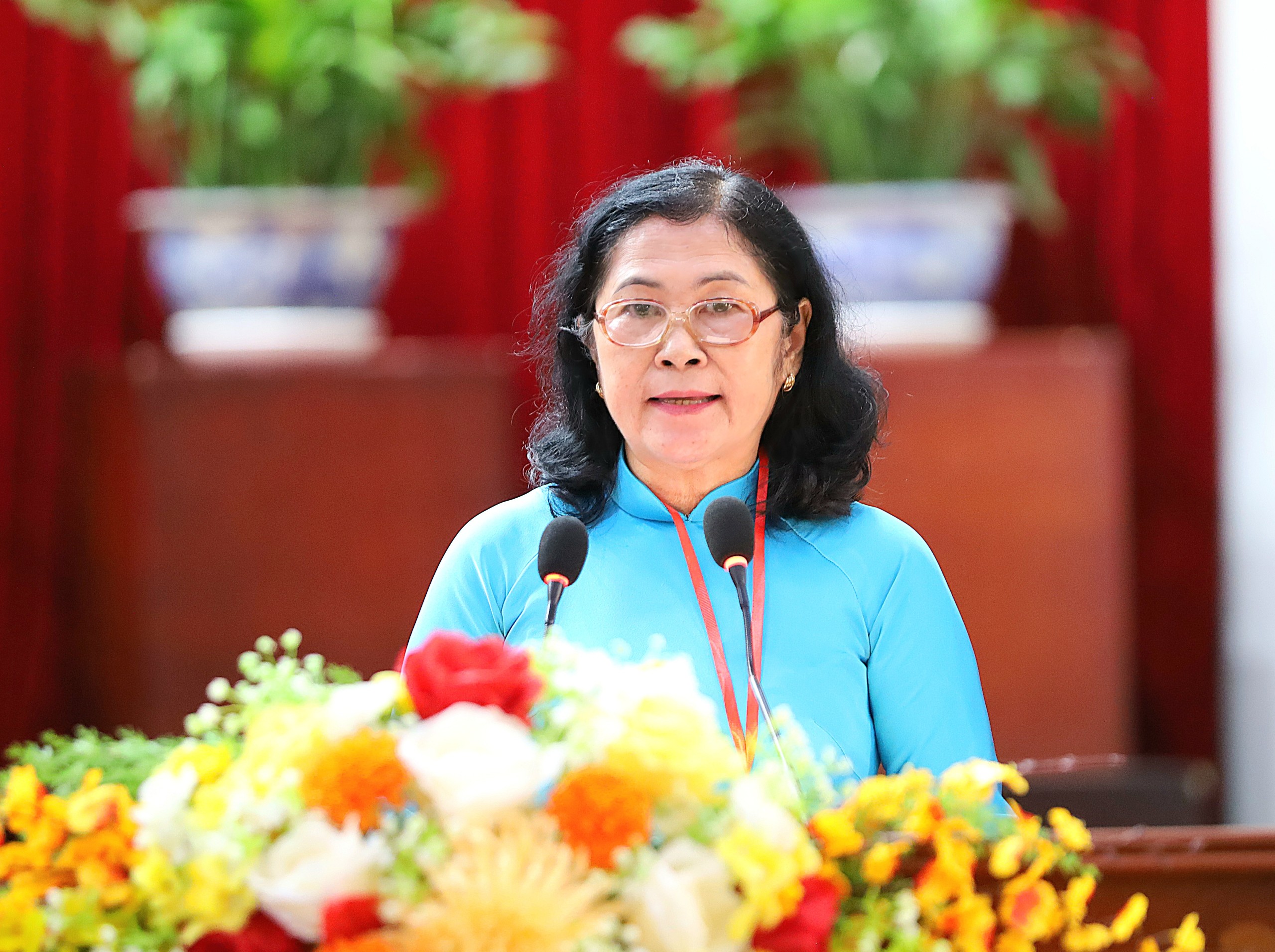 Bà Trần Lê Mộng Châu - Phó Chủ tịch Liên hiệp các tổ chức hữu nghị TP. Cần Thơ thông qua tóm tắt dự thảo Báo cáo chính trị nhiệm kỳ 2018 - 2023 và phương hướng hoạt động nhiệm kỳ 2024 - 2029.