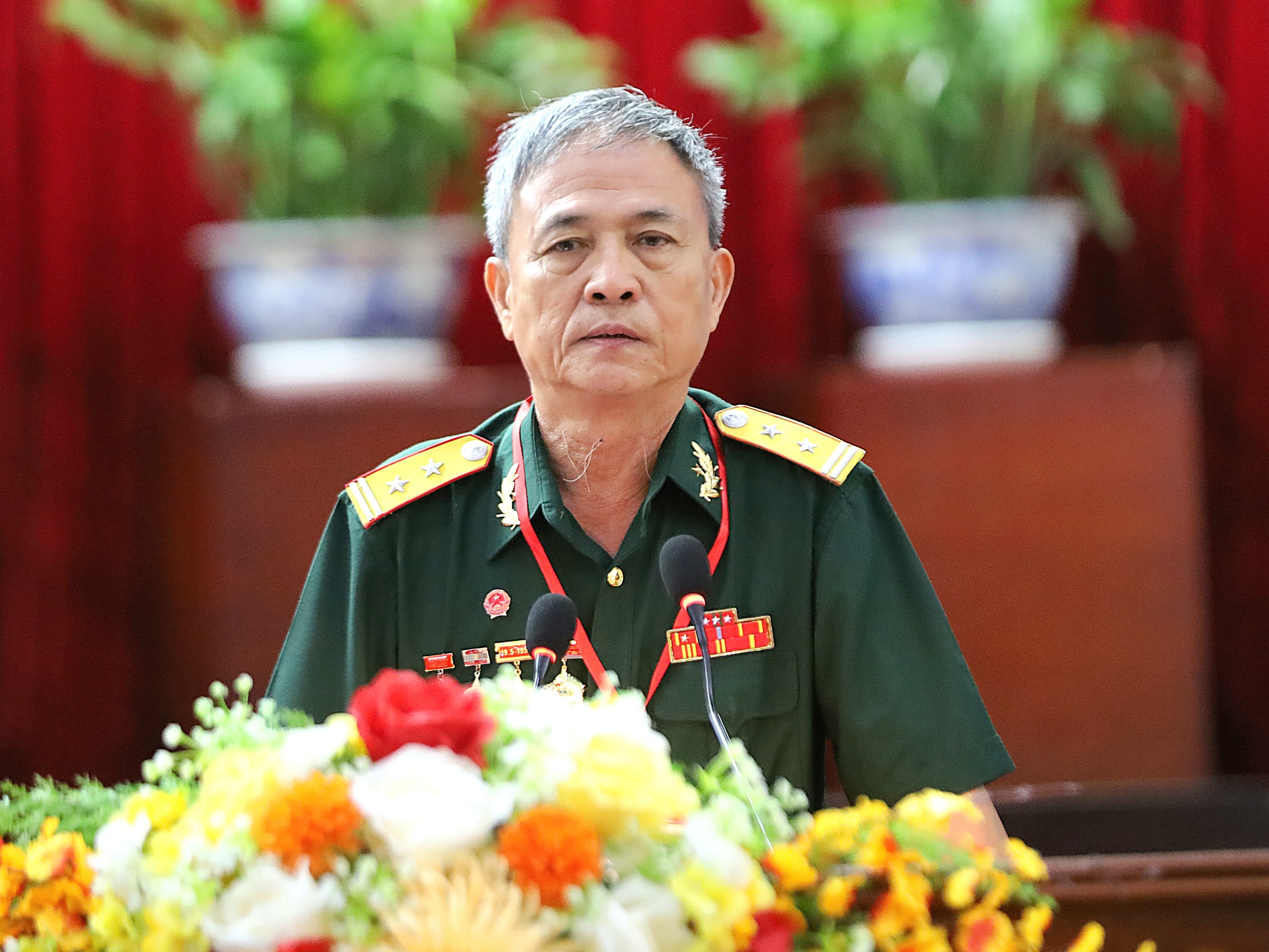 Ông Cù Xuân Hiền - Phó Chủ tịch Hội hữu nghị Việt – Lào TP. Cần Thơ phát biểu tham luận tại đại hội.