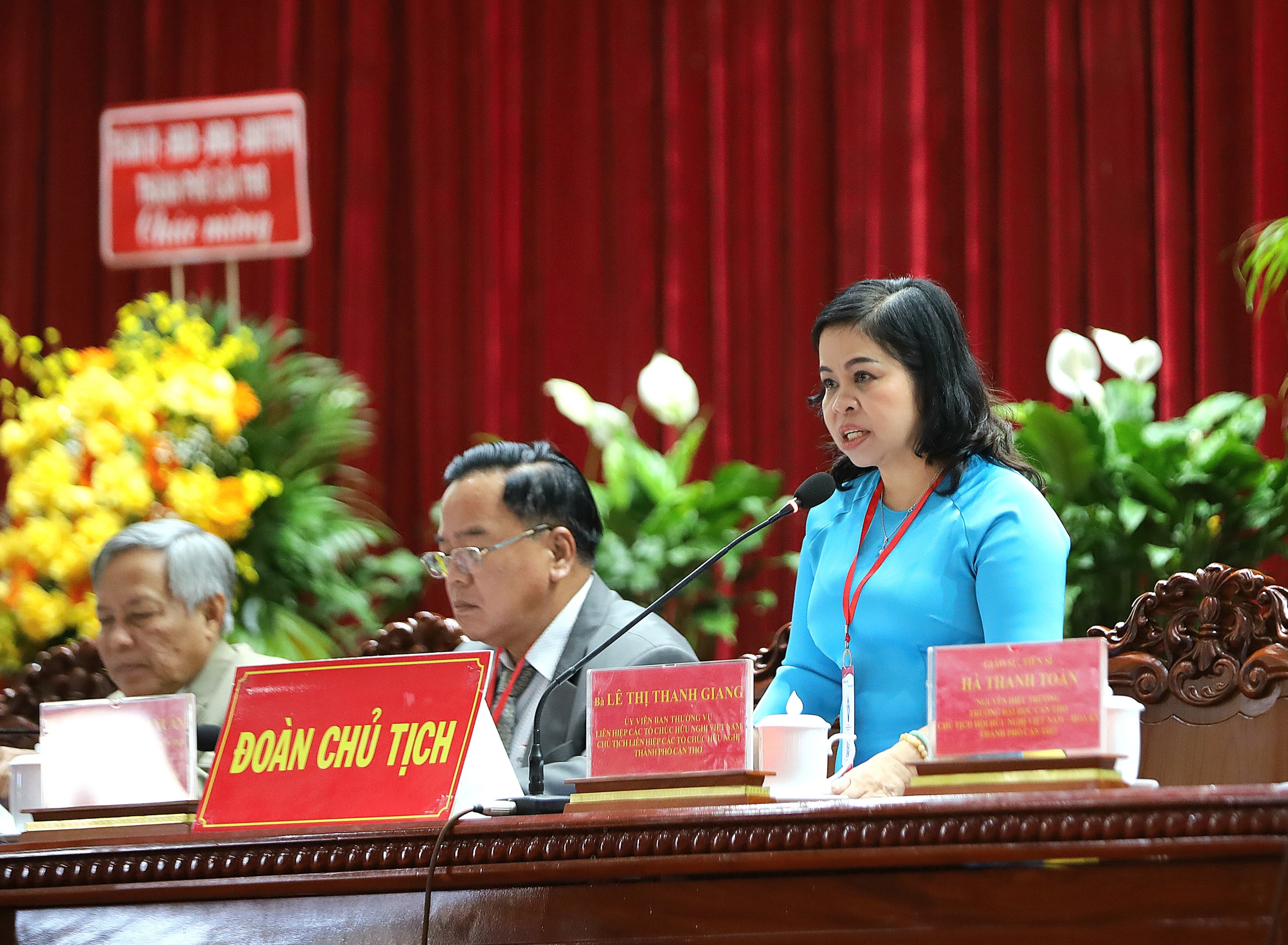 Bà Lê Thị Thanh Giang - Chủ tịch Liên hiệp các tổ chức hữu nghị TP. Cần Thơ điều hành nội dung đại hội.