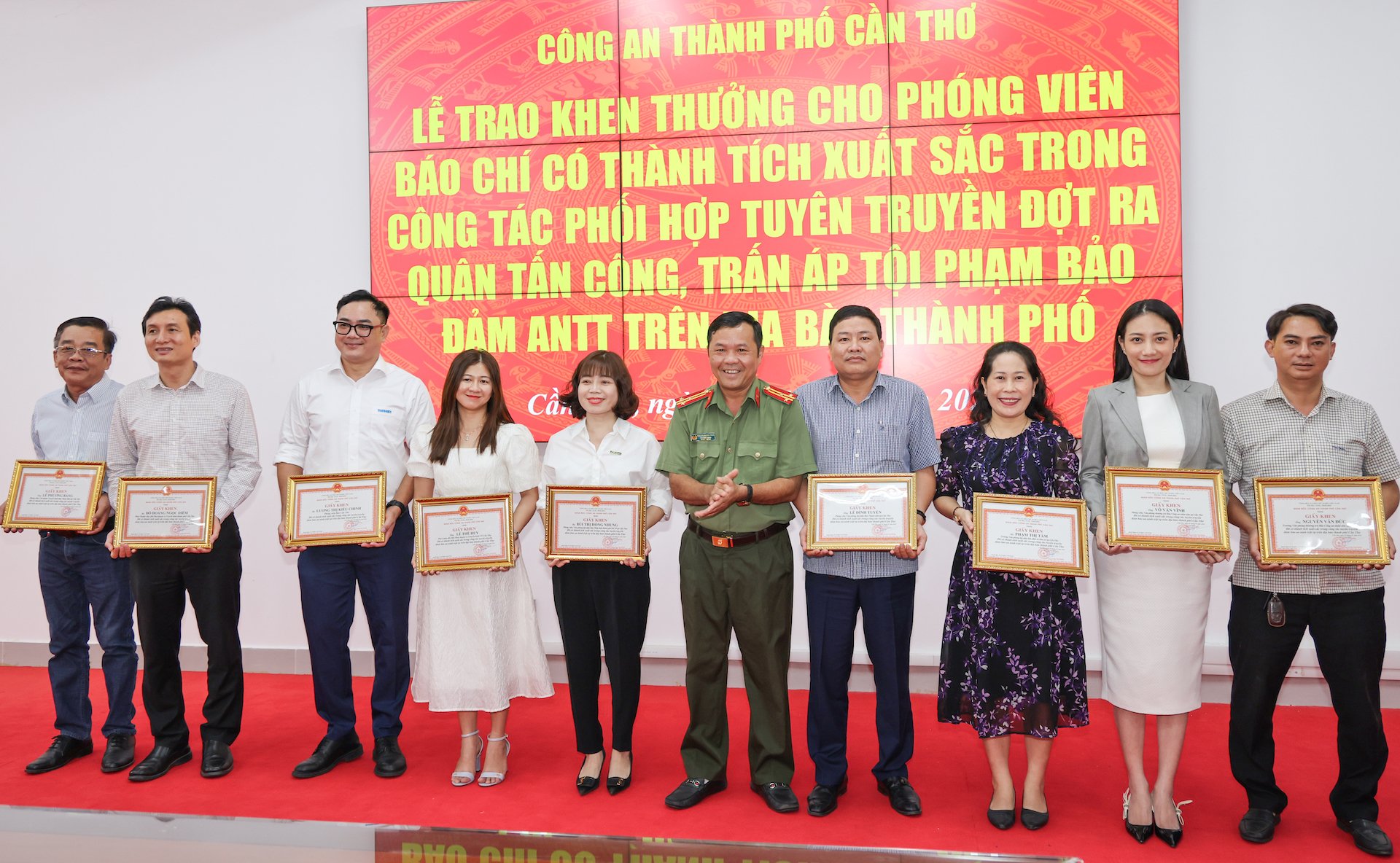 Thượng tá Nguyễn Hoàng Phúc - Trưởng Phòng An ninh chính trị nội bộ, Công an TP. Cần Thơ trao khen thưởng cho phóng viên các cơ quan báo chí.