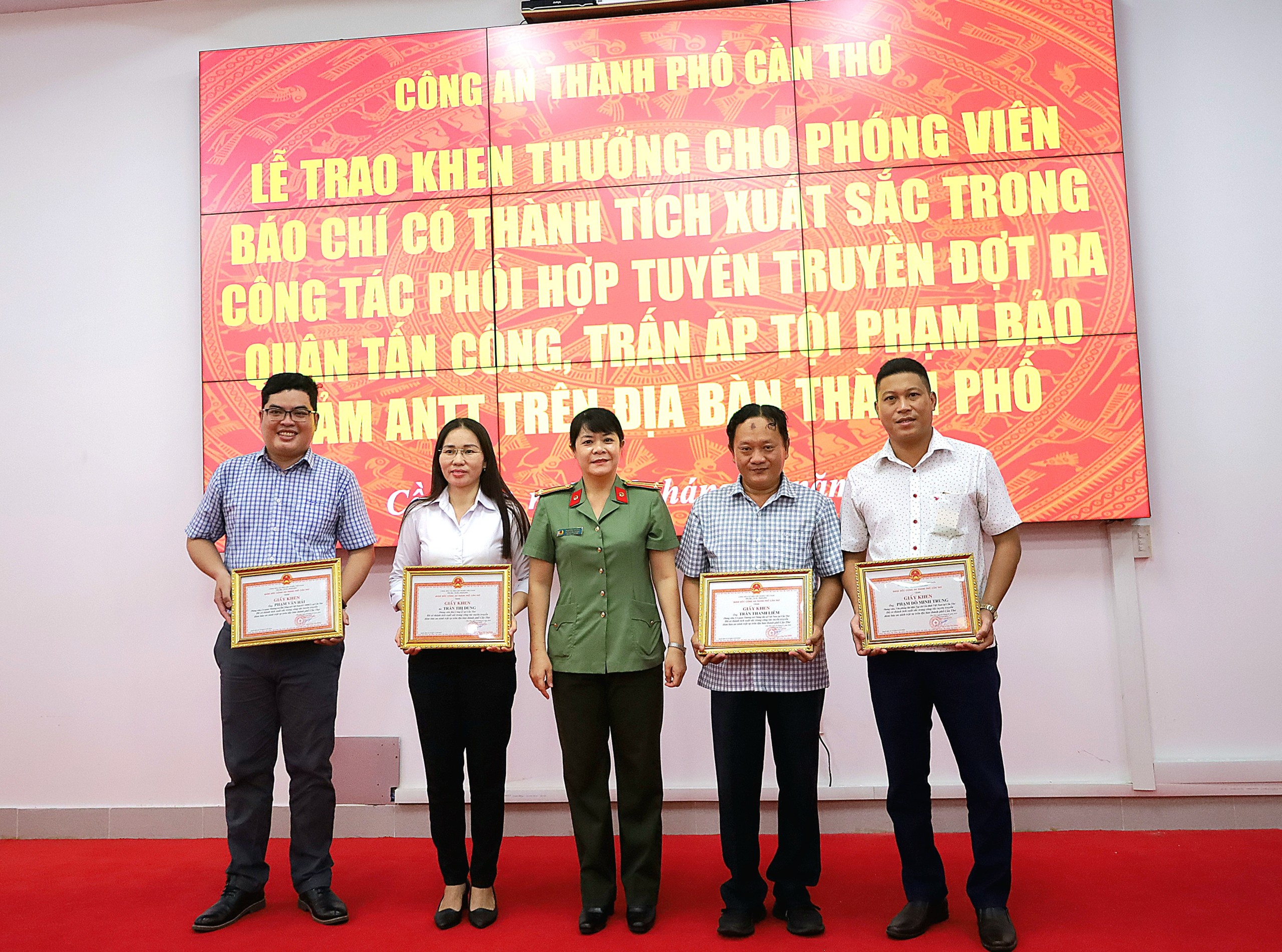 Trung tá Nguyễn Thị Lịch - Phó Phòng An ninh chính trị nội bộ, Công an TP. Cần Thơ trao khen thưởng cho phóng viên các cơ quan báo chí.