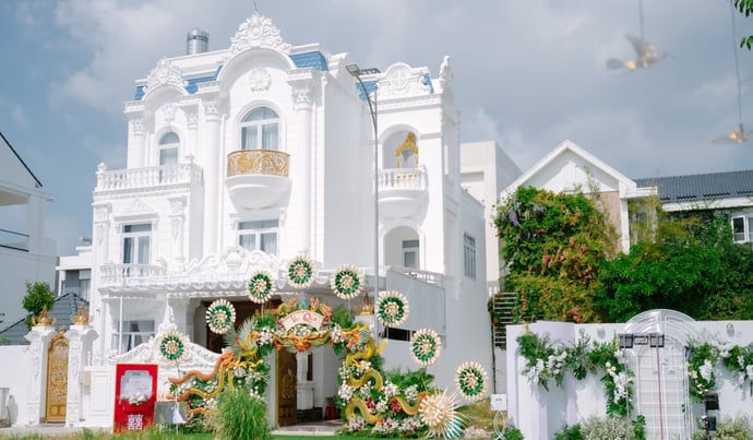 Chiếc cổng cưới hết sức độc đáo được trang trí trước ngôi nhà biệt thự. Cổng cưới rồng phượng là nét đẹp đặc trưng trong lễ cưới truyền thống của người dân miền Tây Nam Bộ.