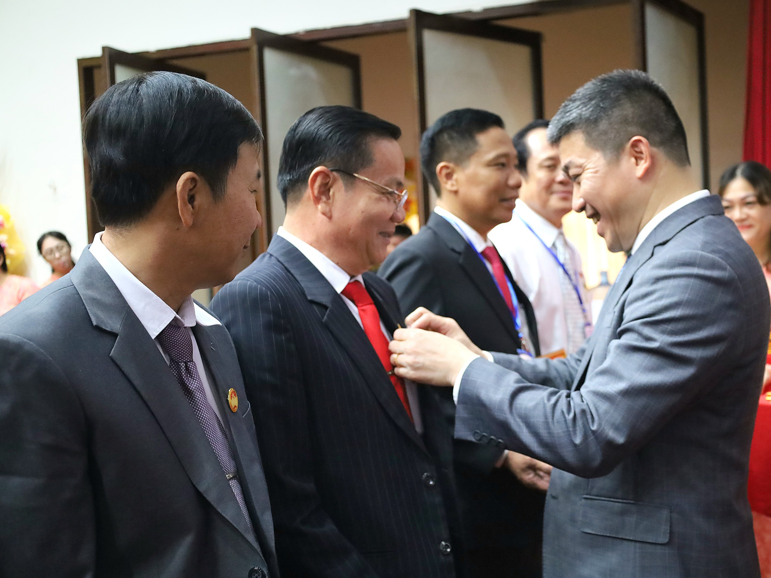 Ông Phan Anh Sơn - Bí thư đảng Đoàn, Chủ tịch Liên hiệp các tổ chức hữu nghị Việt Nam trao tặng Kỷ niệm chương “Vì hòa bình, hữu nghị giữa các dân tộc” cho các cá nhân.