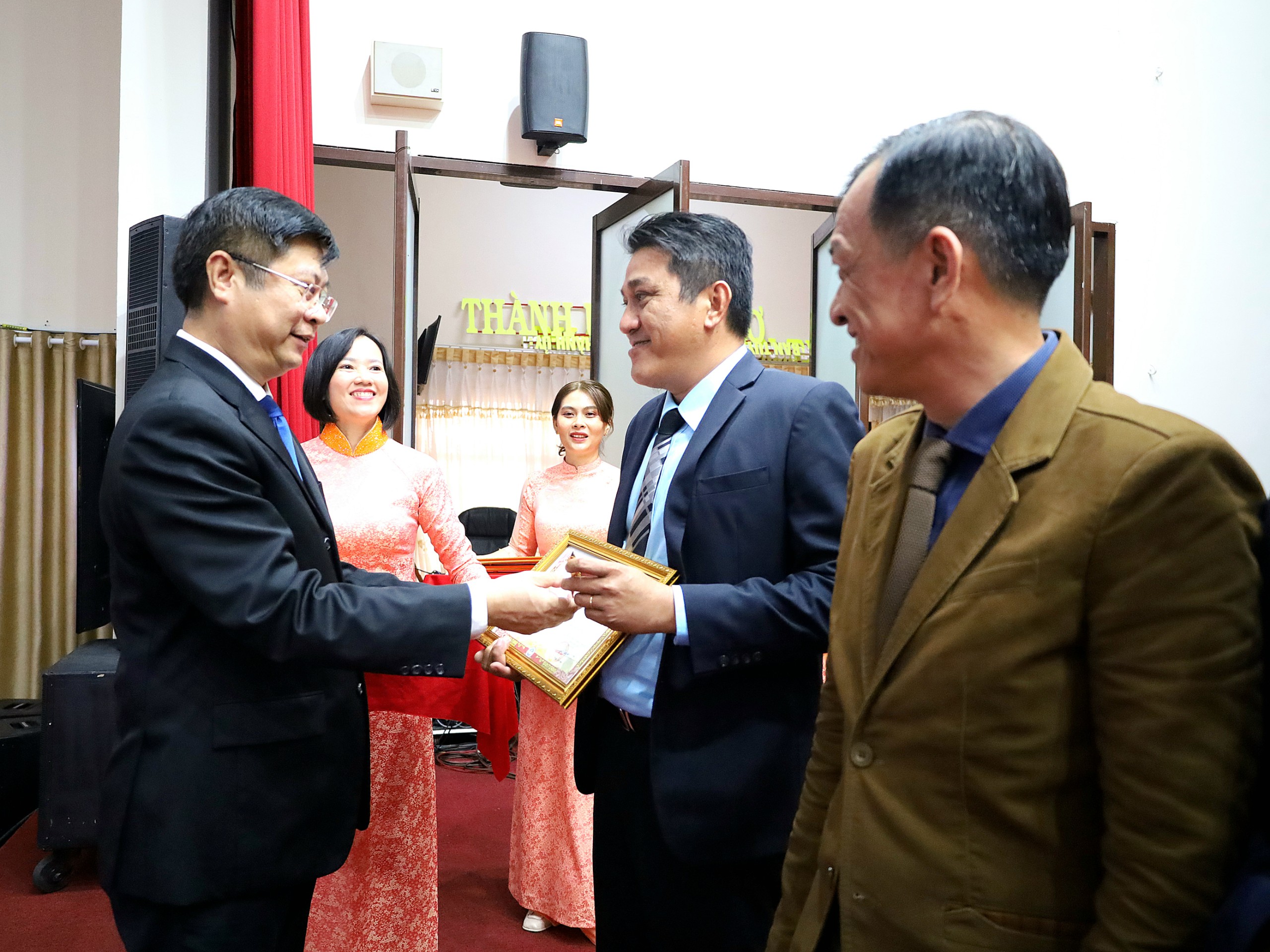 Ông Trương Quang Hoài Nam - Phó trưởng Ban Đối ngoại Trung ương trao tặng Kỷ niệm chương “Vì hòa bình, hữu nghị giữa các dân tộc” cho các cá nhân.