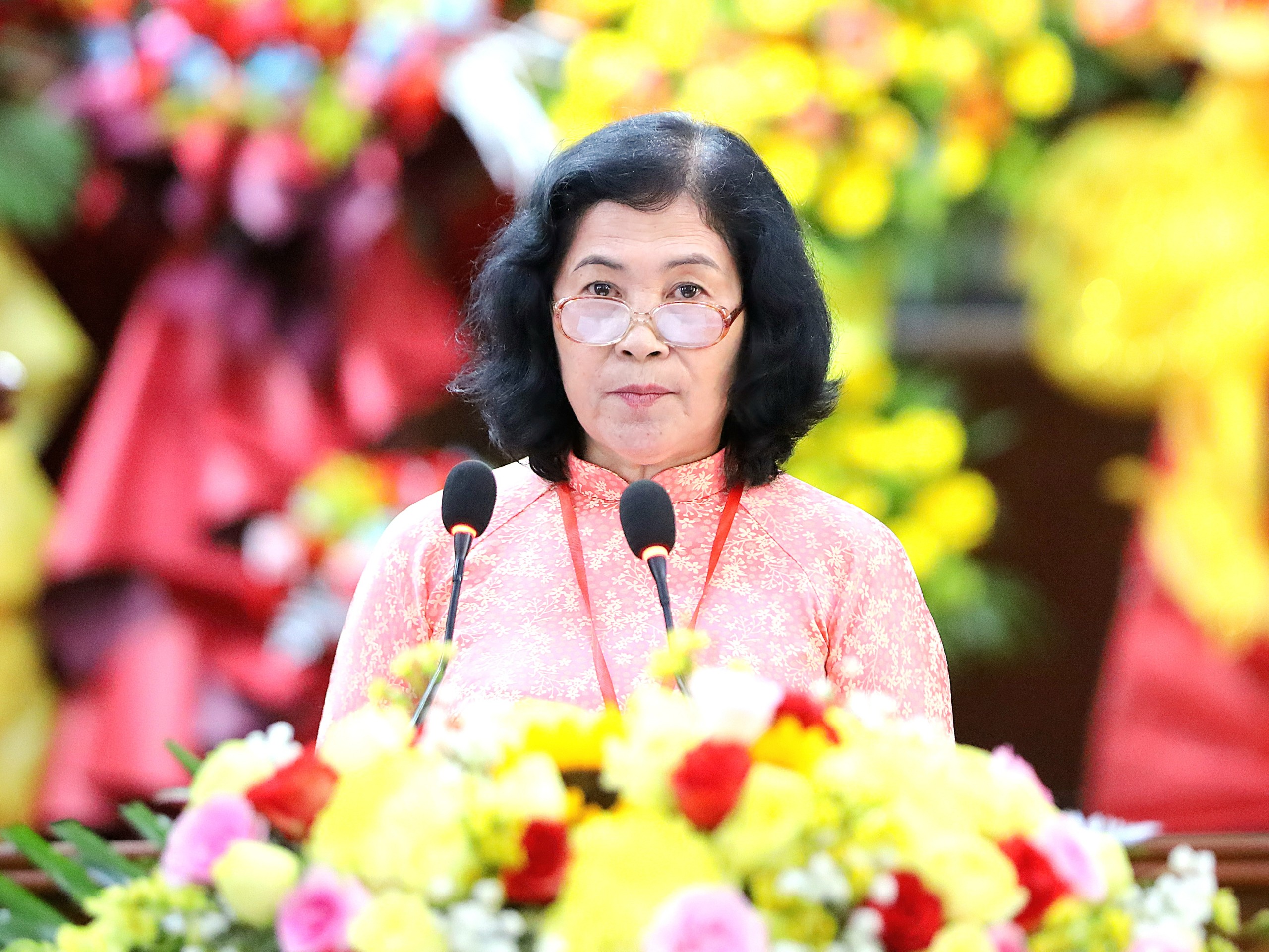 Bà Trần Lê Mộng Châu - Phó Chủ tịch Liên hiệp các tổ chức hữu nghị TP. Cần Thơ báo cáo chính trị nhiệm kỳ 2018 - 2023 và phương hướng hoạt động nhiệm kỳ 2024 - 2029.