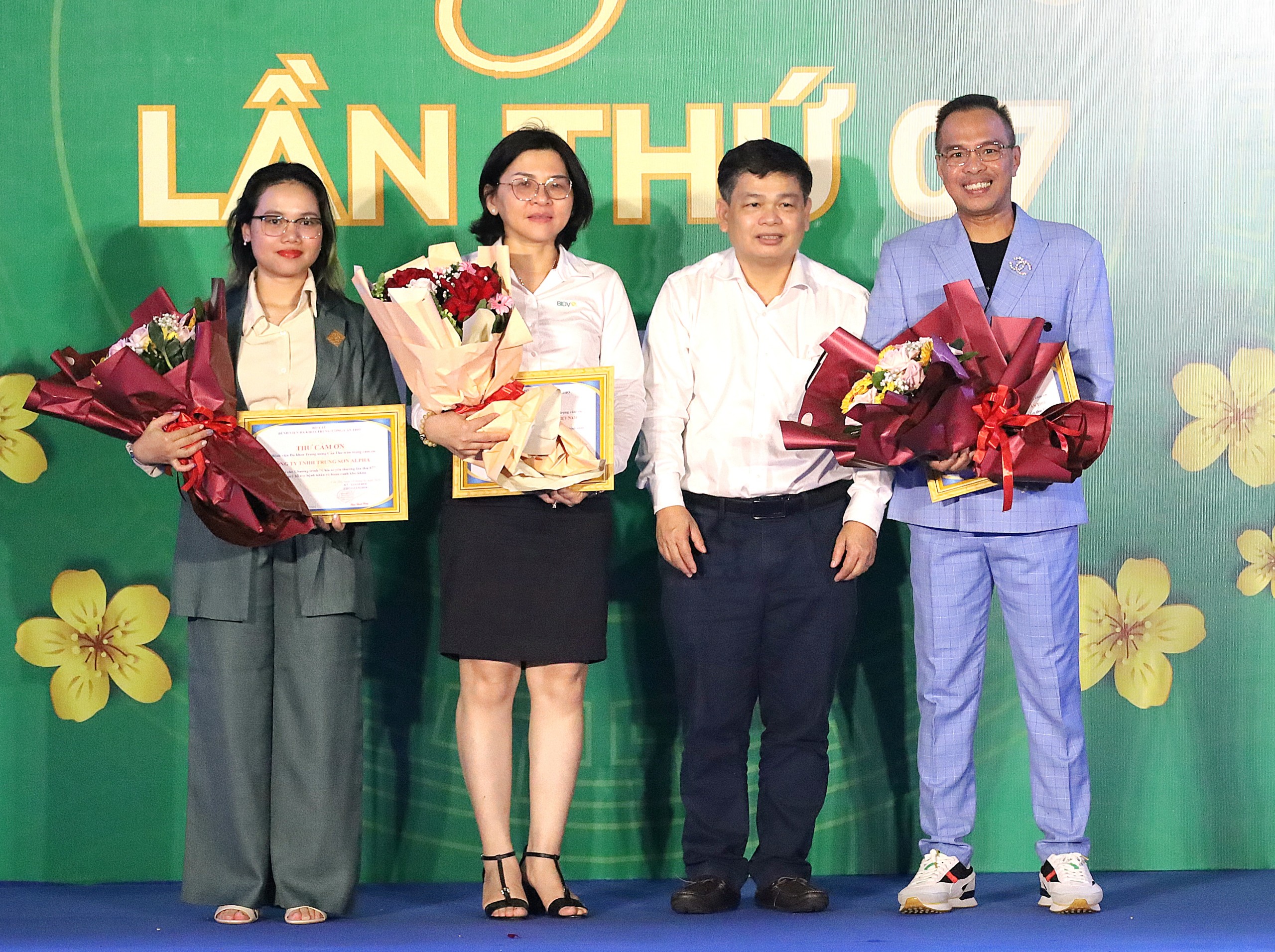 BS.CKII Phạm Thanh Phong - Phó Giám đốc Bệnh viện Đa khoa Trung ương Cần Thơ tặng hoa và thư cám ơn cho các đơn vị đã đồng hành cùng chương trình nhiều năm qua.