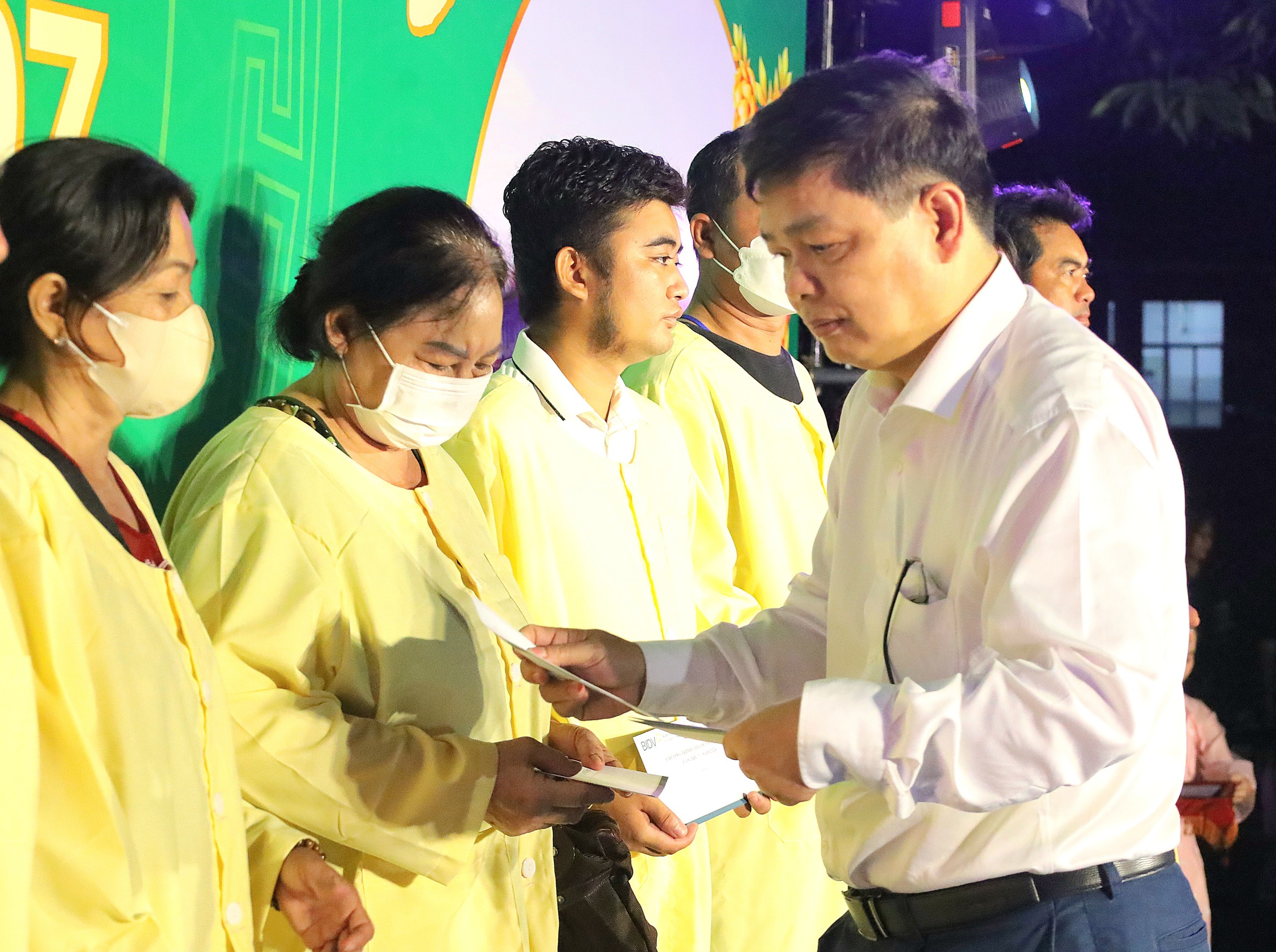 BS.CKII Phạm Thanh Phong - Phó Giám đốc Bệnh viện Đa khoa Trung ương Cần Thơ trao tặng quà cho các bệnh nhân có hoàn cảnh khó khăn.