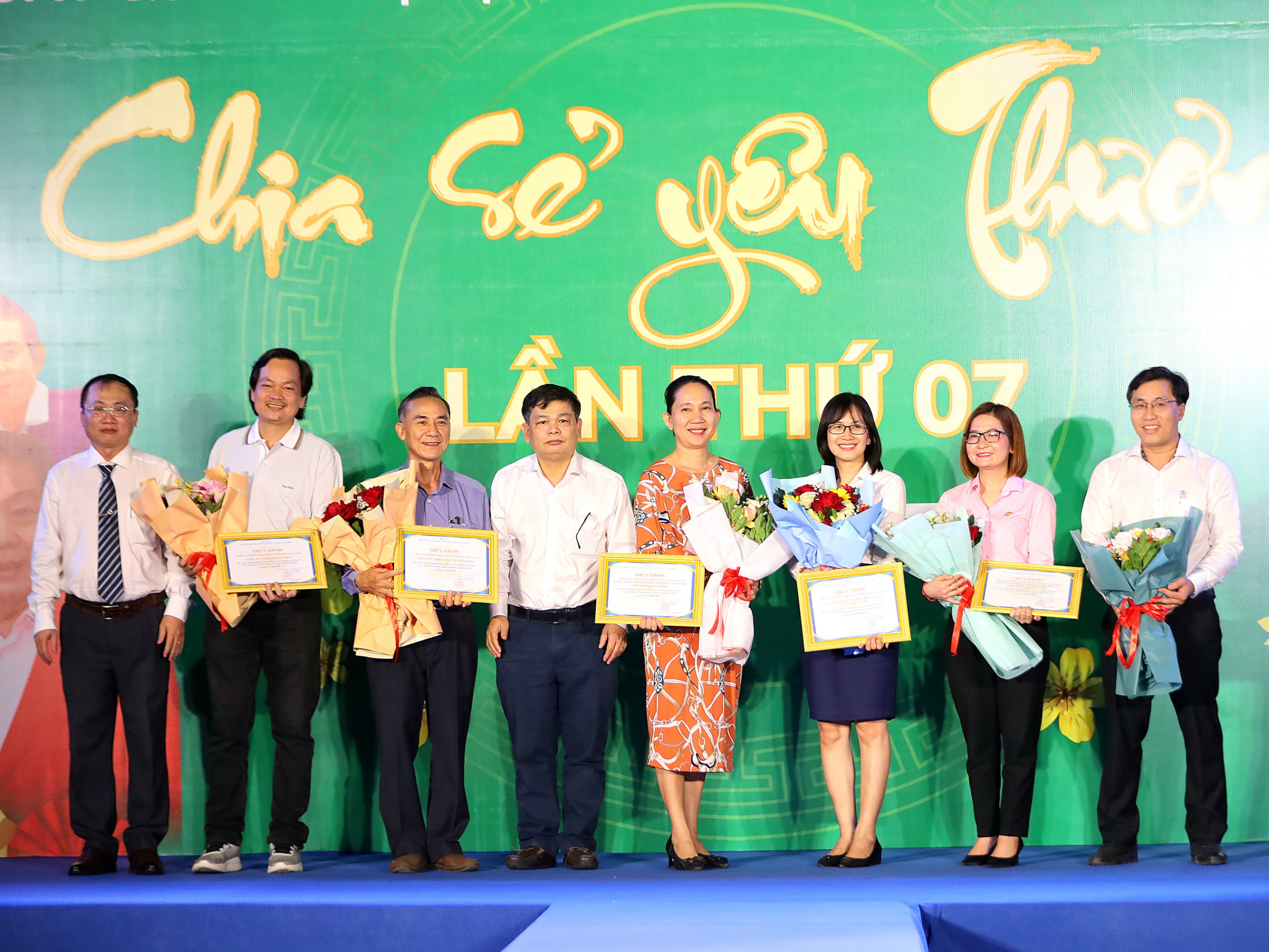 BS.CKII Phạm Thanh Phong - Phó Giám đốc Bệnh viện Đa khoa Trung ương Cần Thơ trao hoa và thư cám ơn cho các đơn vị đóng góp ủng hộ chương trình.