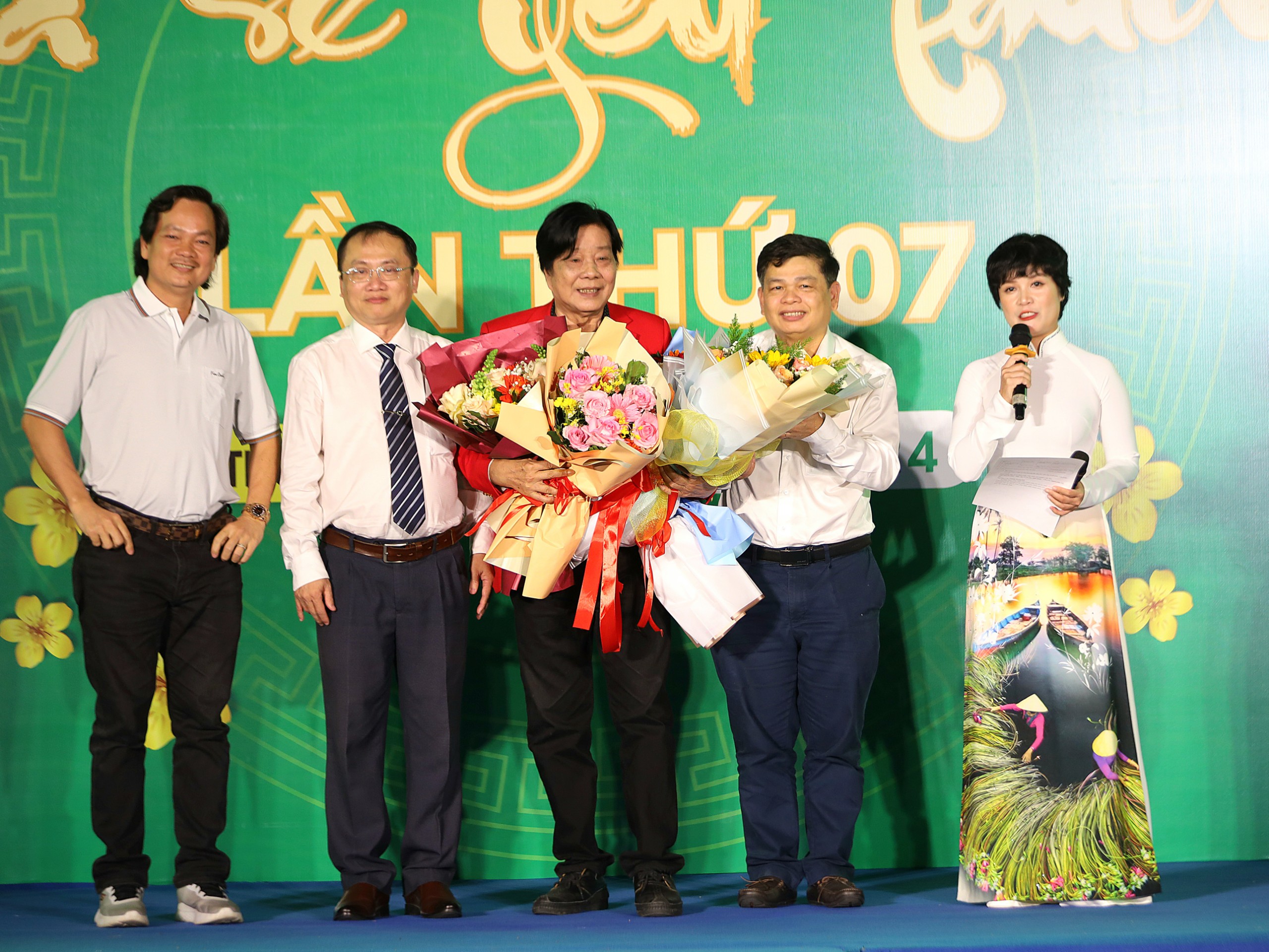 Ban lãnh đạo Bệnh viện Đa khoa Trung ương Cần Thơ trao tặng hoa cho NSND Trọng Hữu đã luôn đồng hành cùng chương trình trong nhiều năm qua.