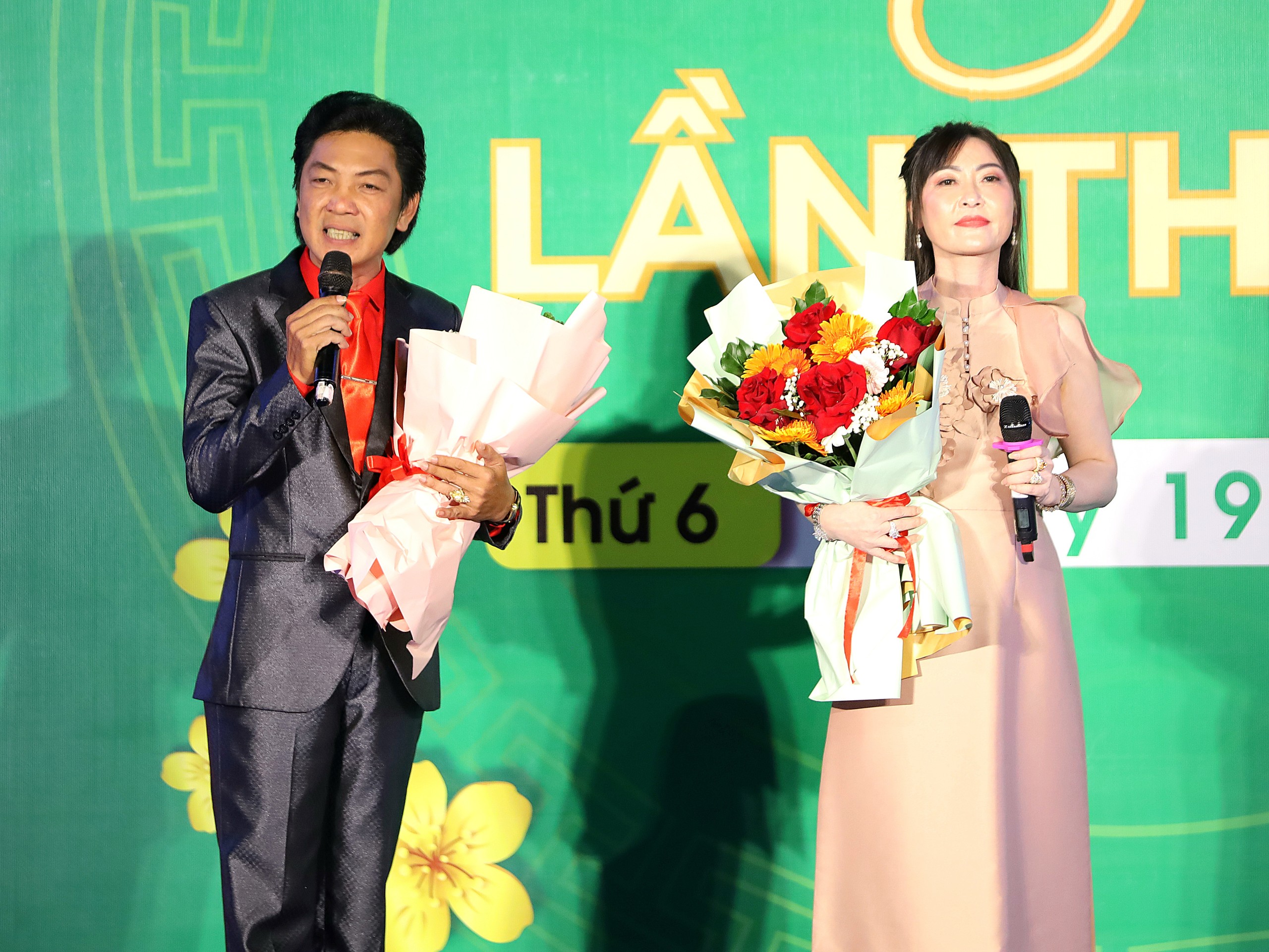 NSUT Hoang Khanh biểu diễn phục vụ khán giả.