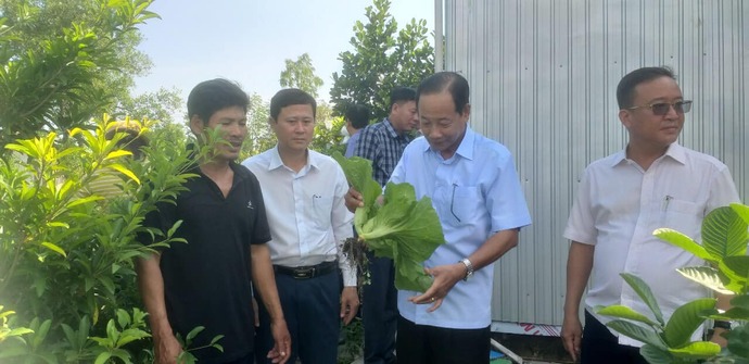 Ông Huỳnh Văn Hiền (thứ 2 từ bên phải) cùng các lãnh đạo ban, ngành cấp huyện đến thăm hộ gia đình bà Trang Thị Tết. (Ảnh: Tin Tức Đầm Dơi)
