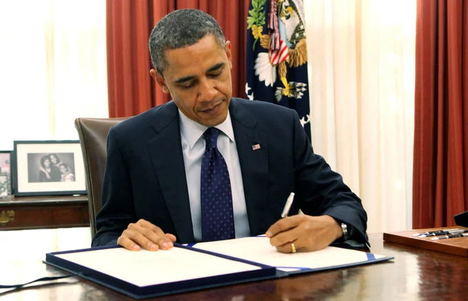 Tổng thống Mỹ Barack Obama viết bằng tay trái.