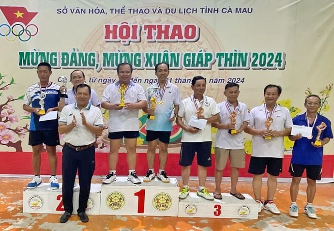 Ông Hứa Thanh Khang - Phó Giám đốc Trung tâm Huấn luyện và Thi đấu Thể thao tỉnh trao giải cho các vận động viên đạt giải môn cầu lông.