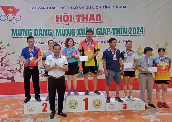 Ông Hứa Thanh Khang - Phó Giám đốc Trung tâm Huấn luyện và Thi đấu Thể thao tỉnh, trao các giải cho các vận động viên đạt giải môn bóng bàn.