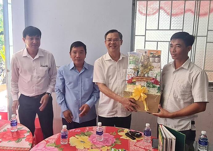 Ông Trương Cảnh Tuyên tặng quà cho HTX Thuận Lợi.