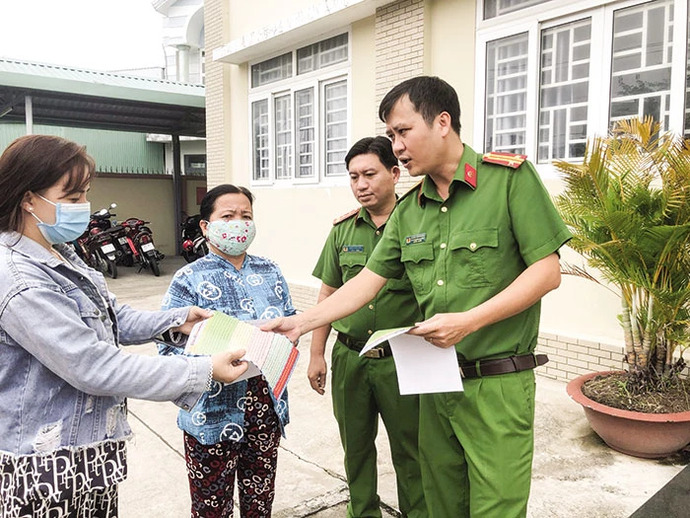 Công an phường An Hòa phát tờ rơi tuyên truyền thủ đoạn tội phạm để người dân cảnh giác.