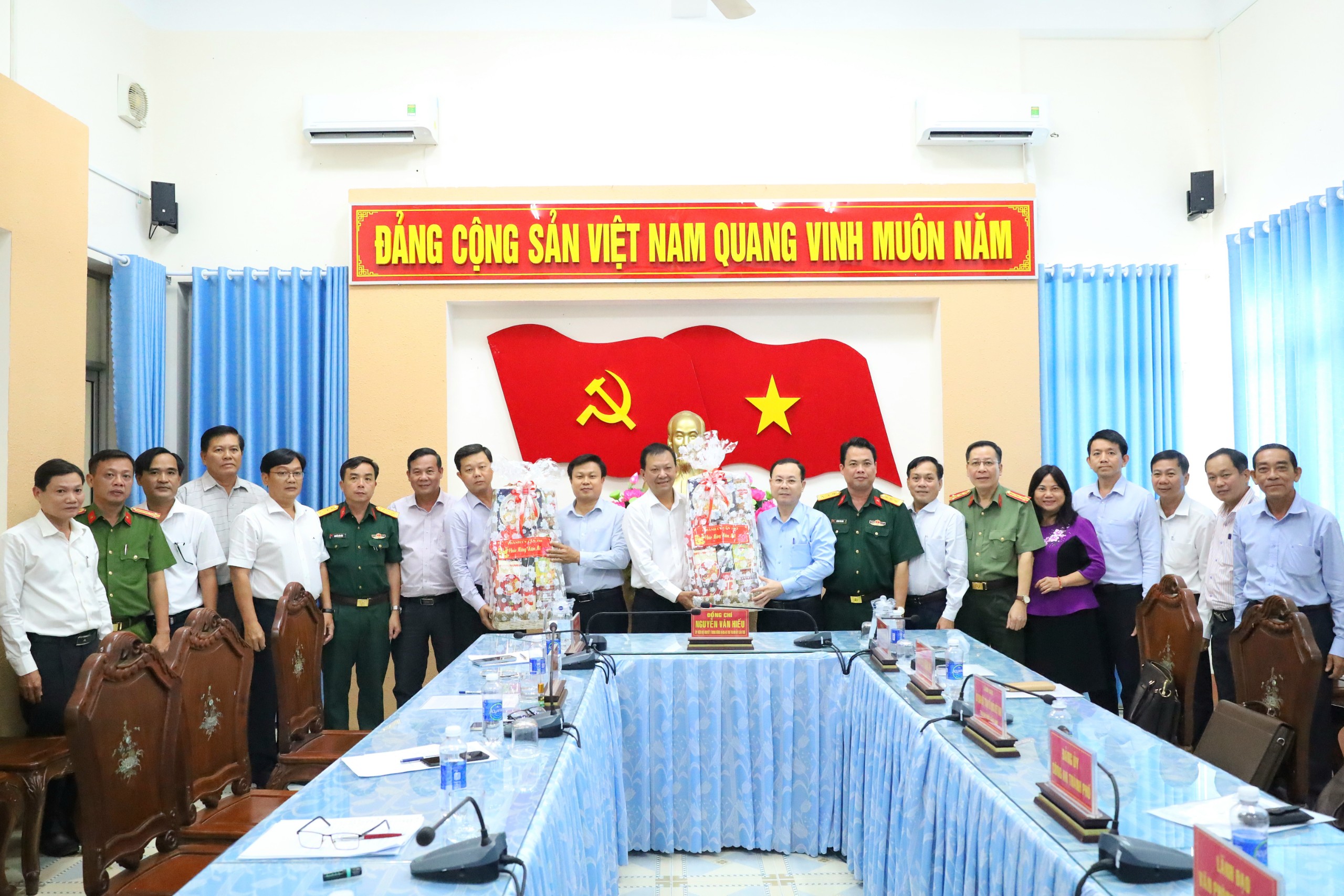 Ông Nguyễn Văn Hiếu - Ủy viên dự khuyết BCH Trung ương Đảng, Bí thư Thành ủy Cần Thơ trao tặng quà Tết cho huyện Vĩnh Thạnh.