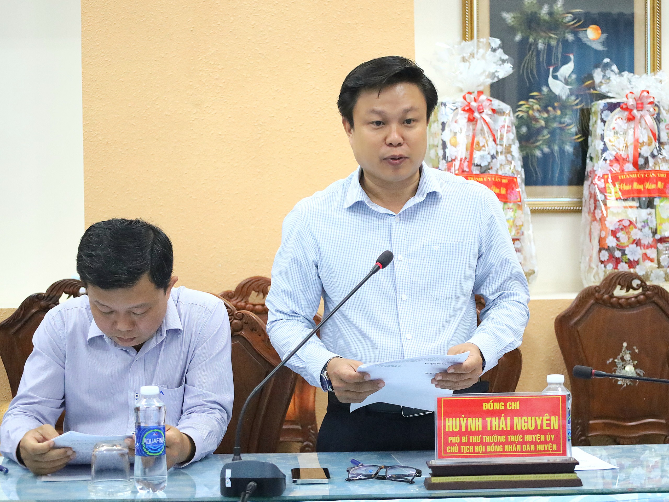 Ông Huỳnh Thái Nguyên – Phó Bí thư thường trực Huyện ủy, Chủ tịch HĐND huyện Vĩnh Thạnh báo cáo tóm tắt công tác chỉ đạo và tổ chức thực hiện các hoạt động Tết Nguyên đán Giáp Thìn năm 2024 trên địa bàn huyện.