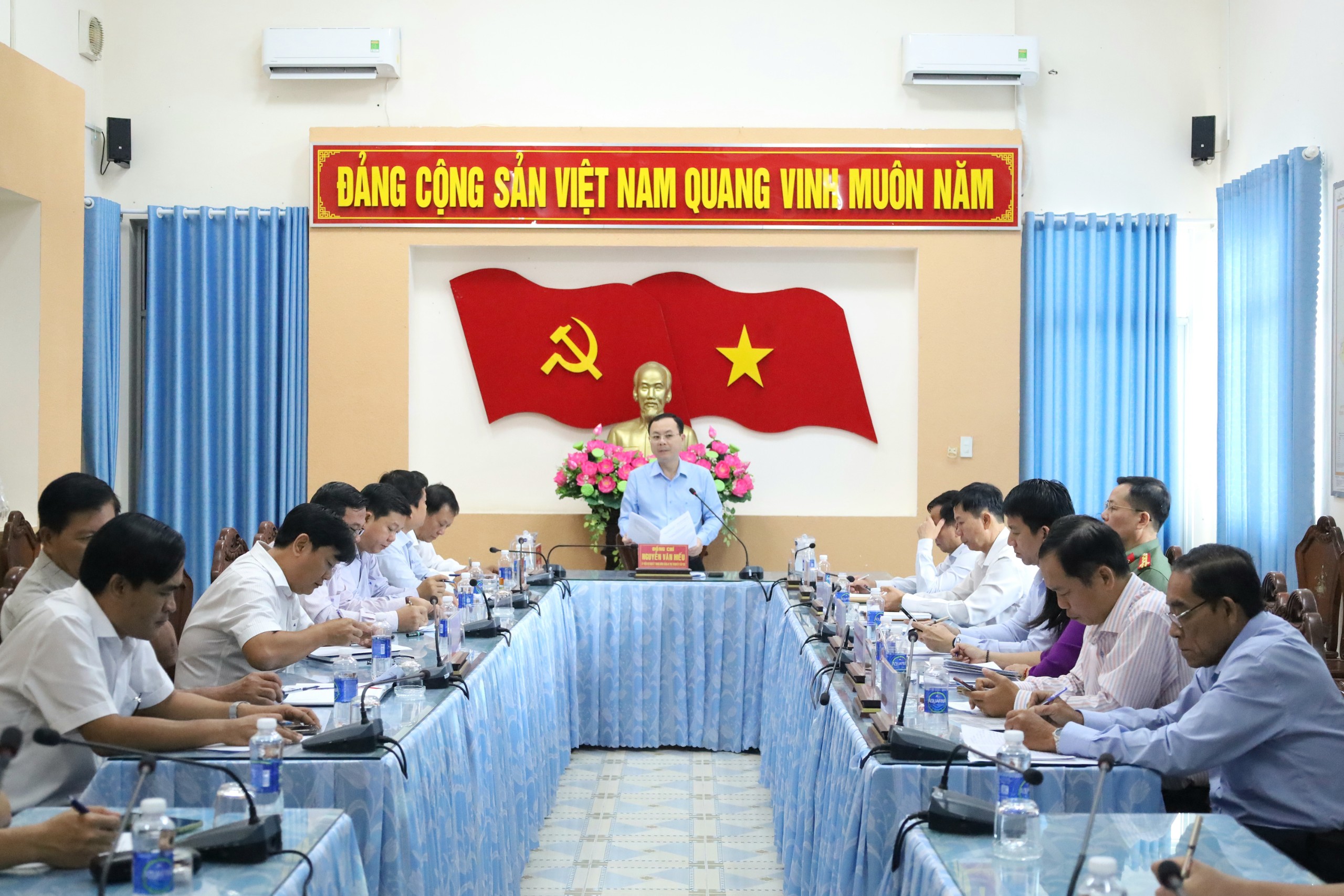 Quang cảnh buổi làm việc kiểm tra công tác chuẩn bị các hoạt động đón Tết Nguyên đán tại huyện Vĩnh Thạnh.