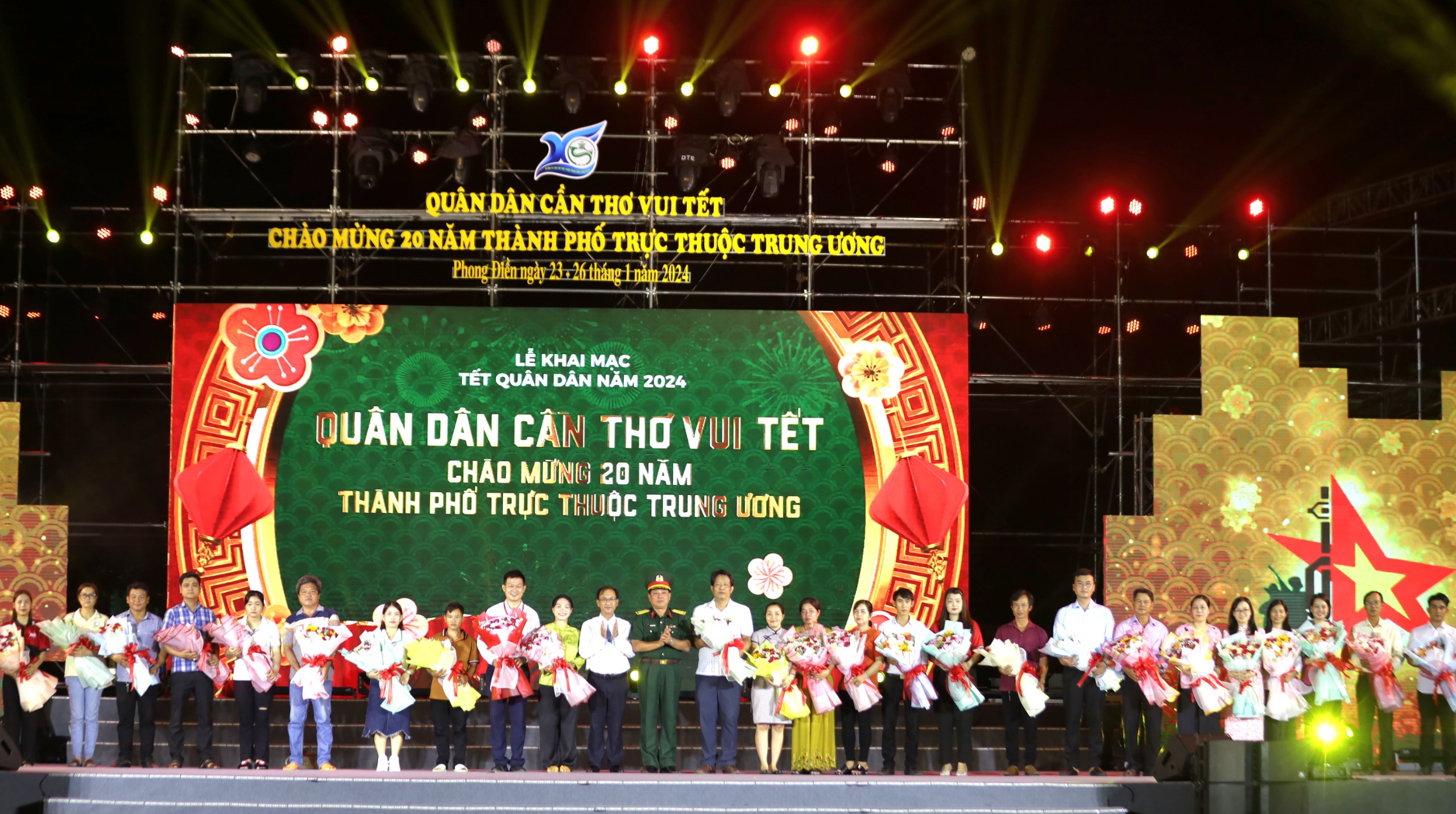 Đại tá Phạm Ngọc Quang - Chính ủy Bộ Chỉ huy quân sự TP. Cần Thơ và ông Nguyễn Trung Nghĩa - Phó Bí thư Huyện ủy, Chủ tịch UBND huyện Phong Điền tặng hoa cho các đơn vị tài trợ, tham gia trưng bày gian hàng tại chương trình.